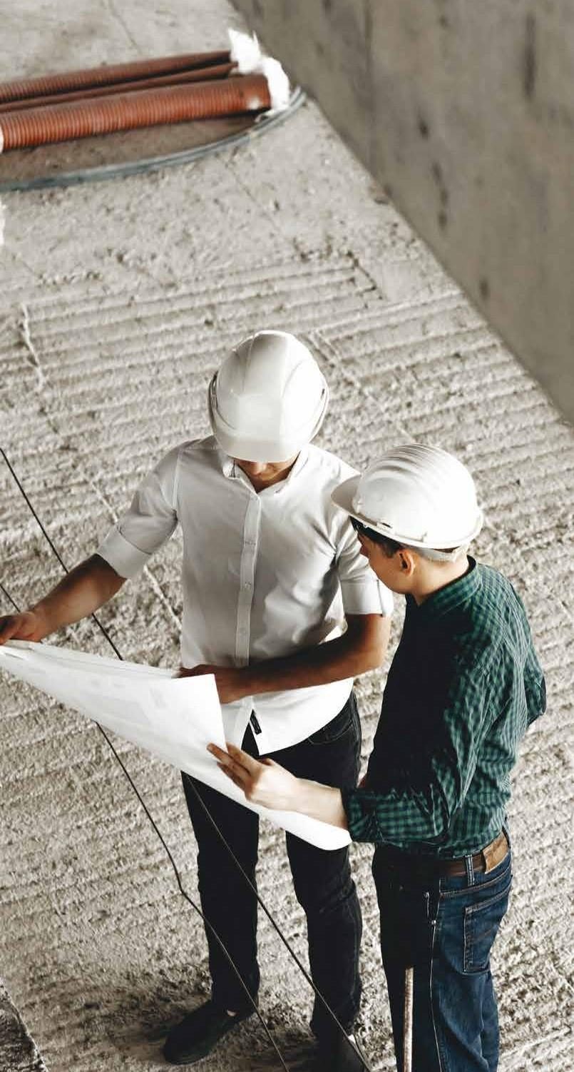 Engenheiros da Almeida analisando o projeto em obra